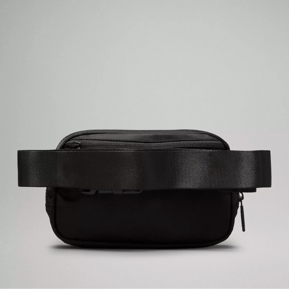 Lululemon Everywhere Crossbody Belt Bag 1L - Black - Picture 4 of 6